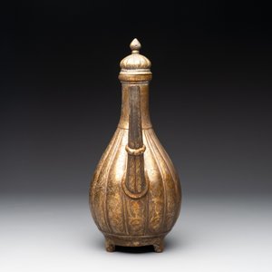 A Mughal bronze fluted jug or aftaba, 18/19th C. — photo 2