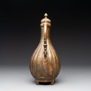 A Mughal bronze fluted jug or aftaba, 18/19th C. — photo 4