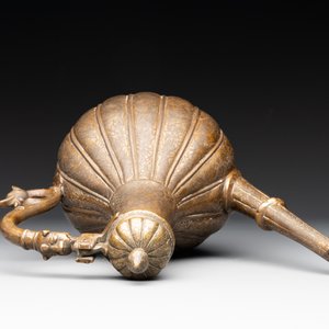 A Mughal bronze fluted jug or aftaba, 18/19th C. — photo 5