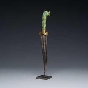 A Mughal dagger with a green jade zoomorphic grip, India, 17/18th C. — 照片 1
