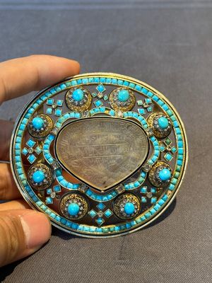 A Mughal gold belt ornament inlaid with jade, diamonds and turquoise, Delhi, Northern India, 17/18th C. — foto 1