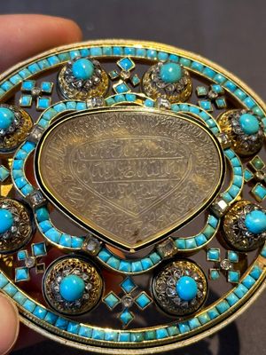 A Mughal gold belt ornament inlaid with jade, diamonds and turquoise, Delhi, Northern India, 17/18th C. — foto 2