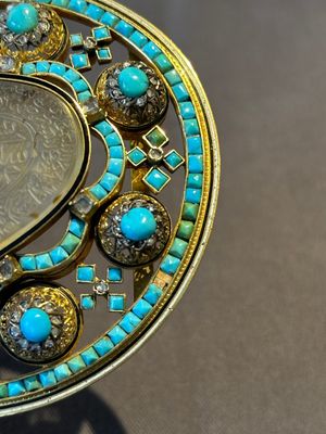 A Mughal gold belt ornament inlaid with jade, diamonds and turquoise, Delhi, Northern India, 17/18th C. — foto 3