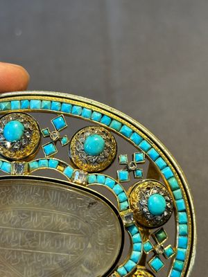 A Mughal gold belt ornament inlaid with jade, diamonds and turquoise, Delhi, Northern India, 17/18th C. — foto 4
