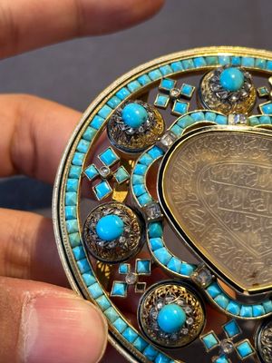 A Mughal gold belt ornament inlaid with jade, diamonds and turquoise, Delhi, Northern India, 17/18th C. — foto 5