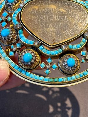 A Mughal gold belt ornament inlaid with jade, diamonds and turquoise, Delhi, Northern India, 17/18th C. — foto 6