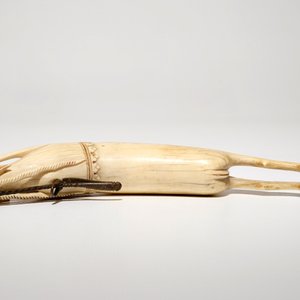 A Mughal ivory barut-dan or powder flask in the shape of an antilope, India, 17th C. — photo 5