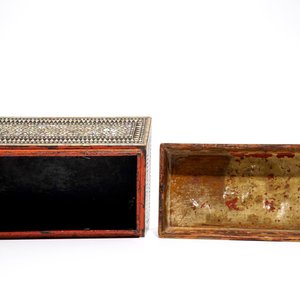 A Mughal mother-of-pearl inlaid trapezoid box, prob. Gujarat, India, 18/19th C. — photo 6
