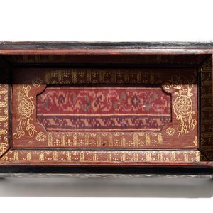 A Mughal mother-of-pearl inlaid trapezoid box, prob. Gujarat, India, 18/19th C. — photo 6