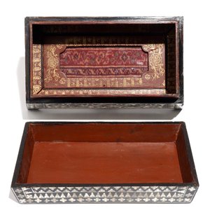 A Mughal mother-of-pearl inlaid trapezoid box, prob. Gujarat, India, 18/19th C. — photo 8