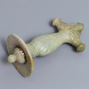 A Mughal-style carved grey jade dagger hilt, India, 19/20th C. — photo 1