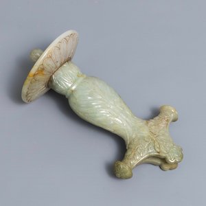 A Mughal-style carved grey jade dagger hilt, India, 19/20th C. — photo 2