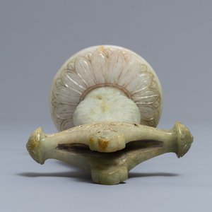 A Mughal-style carved grey jade dagger hilt, India, 19/20th C. — photo 4
