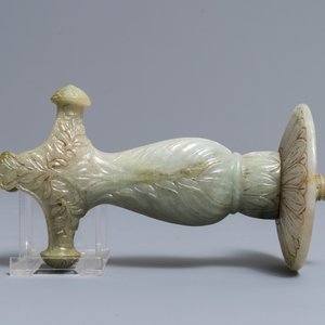 A Mughal-style carved grey jade dagger hilt, India, 19/20th C. — photo 5