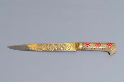 A Mughal-style pink gemset jade hilted dagger with damascened blade, India, 19/20th C.