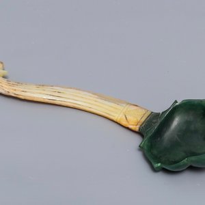 A Mughal two-coloured jade spoon, India, 18/19th C. — photo 1