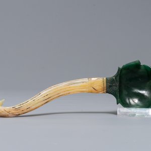 A Mughal two-coloured jade spoon, India, 18/19th C. — photo 2