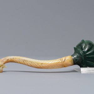 A Mughal two-coloured jade spoon, India, 18/19th C. — photo 3