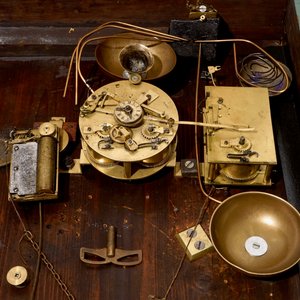 A musical picture clock with a harbour scene signed Bossuet, oil on canvas, the work inside by Bordier, Geneva, 19th C. — 照片 6