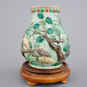A Nanking famille verte relief-decorated hu-shaped landscape vase, 19th C. — 照片 3