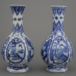 A near pair of blue and white Chinese porcelain vases, Kangxi — 照片 1