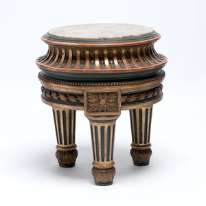 A neoclassical-style gilt-lacquered wooden tripod stand with a marble top, possibly France, 19/20th C. — photo 4