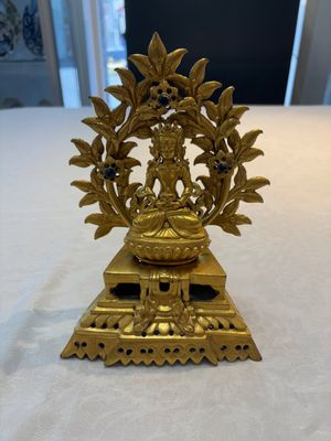 A Nepalese gilt-bronze Buddha on an inscribed throne with a mandorla, 19th C. — photo 1