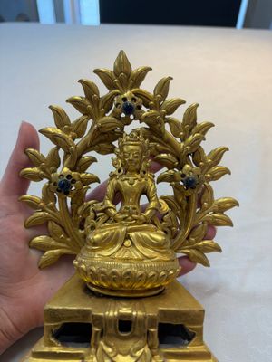 A Nepalese gilt-bronze Buddha on an inscribed throne with a mandorla, 19th C. — photo 5