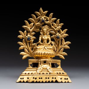 A Nepalese gilt-bronze Buddha on an inscribed throne with a mandorla, 19th C. — photo 1