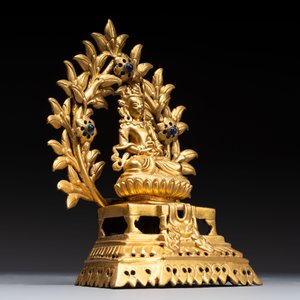 A Nepalese gilt-bronze Buddha on an inscribed throne with a mandorla, 19th C. — photo 2