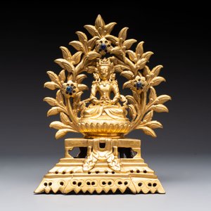 A Nepalese gilt-bronze Buddha on an inscribed throne with a mandorla, 19th C. — photo 3