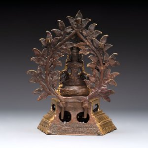 A Nepalese gilt-bronze Buddha on an inscribed throne with a mandorla, 19th C. — photo 5