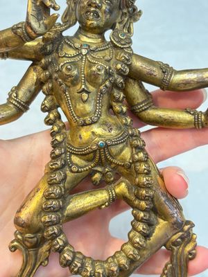 A Nepalese or Tibetan turquoise-inlaid gilt-bronze sculpture of Kurukulla or Red Tara, 15th C. or later — 照片 6