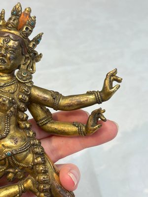 A Nepalese or Tibetan turquoise-inlaid gilt-bronze sculpture of Kurukulla or Red Tara, 15th C. or later — 照片 8