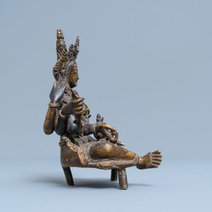 A Nepalese solid bronze figure of Vasudhara, 19th C. — 照片 5