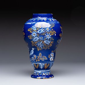A Nevers blue-ground baluster vase with birds among flowering branches, France, 2nd half 17th C. — 照片 1