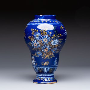 A Nevers blue-ground baluster vase with birds among flowering branches, France, 2nd half 17th C. — 照片 2