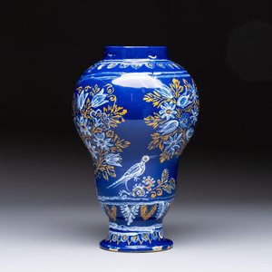 A Nevers blue-ground baluster vase with birds among flowering branches, France, 2nd half 17th C. — 照片 4