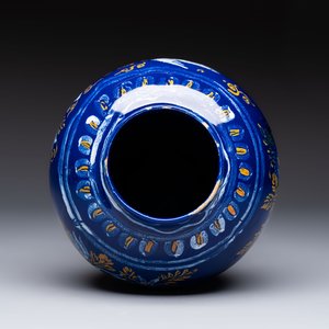 A Nevers blue-ground baluster vase with birds among flowering branches, France, 2nd half 17th C. — 照片 5