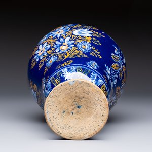 A Nevers blue-ground baluster vase with birds among flowering branches, France, 2nd half 17th C. — 照片 6