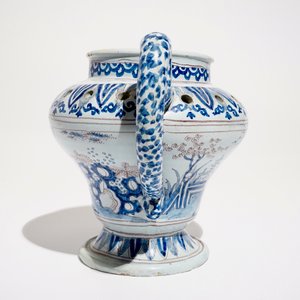 A Nevers faience chinoiserie flower holder in blue, white and manganese, France, 17th C. — photo 4
