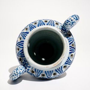 A Nevers faience chinoiserie flower holder in blue, white and manganese, France, 17th C. — photo 5