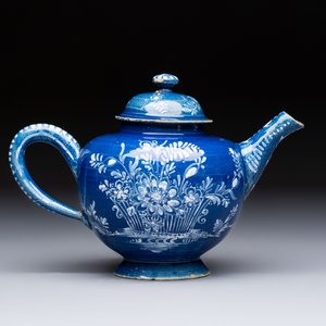 A Nevers white-decorated blue-ground faience teapot and cover, France, 18th C. — photo 3