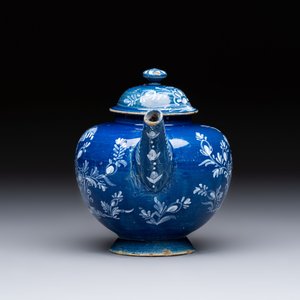 A Nevers white-decorated blue-ground faience teapot and cover, France, 18th C. — photo 4