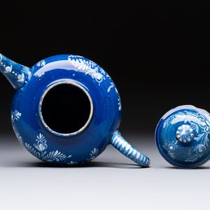 A Nevers white-decorated blue-ground faience teapot and cover, France, 18th C. — photo 5