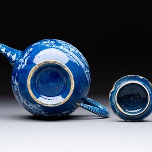 A Nevers white-decorated blue-ground faience teapot and cover, France, 18th C. — photo 6
