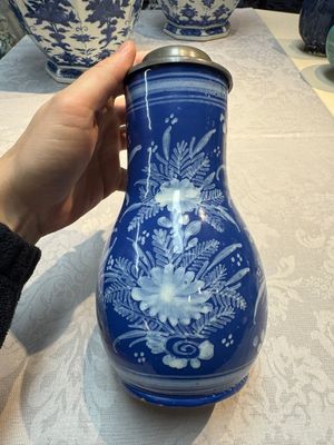 A Nevers white-decorated Persian-blue-ground faience jug with a mounted pewter lid, France, 18th C. — photo 2