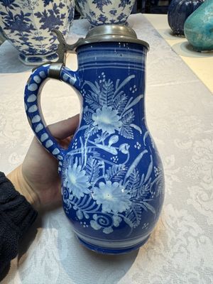 A Nevers white-decorated Persian-blue-ground faience jug with a mounted pewter lid, France, 18th C. — photo 3