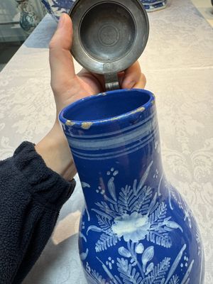 A Nevers white-decorated Persian-blue-ground faience jug with a mounted pewter lid, France, 18th C. — photo 5