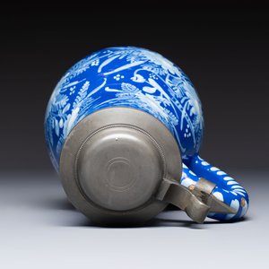 A Nevers white-decorated Persian-blue-ground faience jug with a mounted pewter lid, France, 18th C. — photo 6